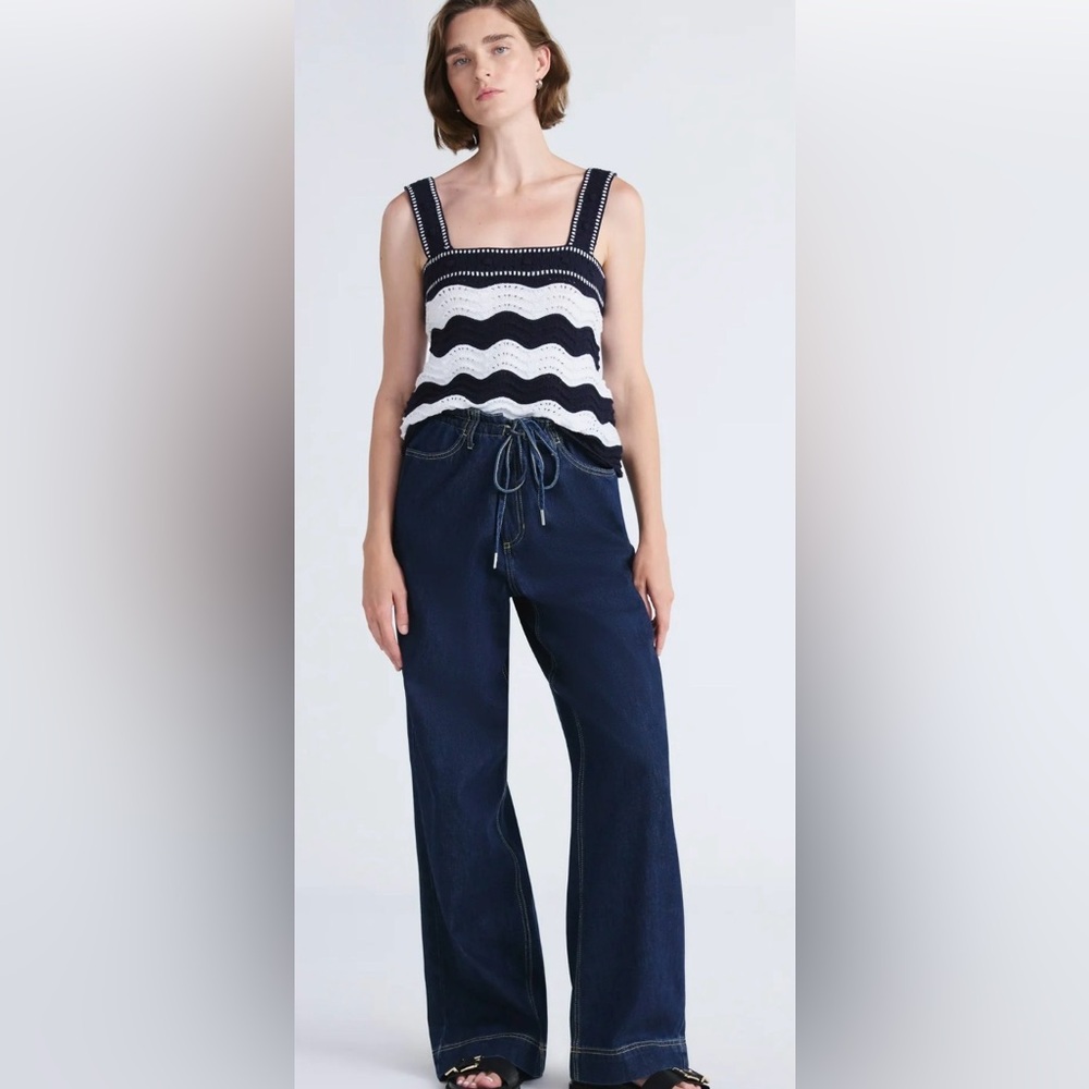 NWT Free Assembly Women's Dar loose-fitting drawstring Jeans size 4!